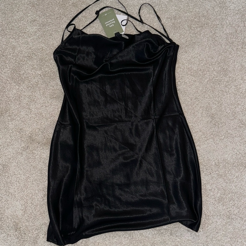 NEVER WORN. Tags still on it!